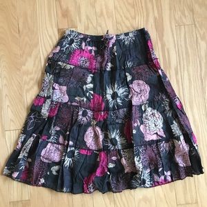 Cute Solitaire Floral Skirt w/ Seam Details